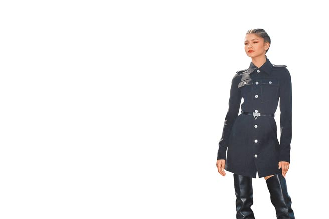 贊達亞出席《沙丘》巴黎記者會時，帥穿BV秋冬軍裝設計。（CFP）