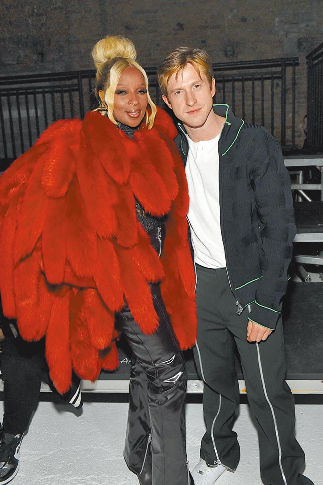 靈魂歌手瑪麗布萊姬（左）與BV設計總監Daniel Lee於此次Salon 03 Detroit的合照。（CFP）