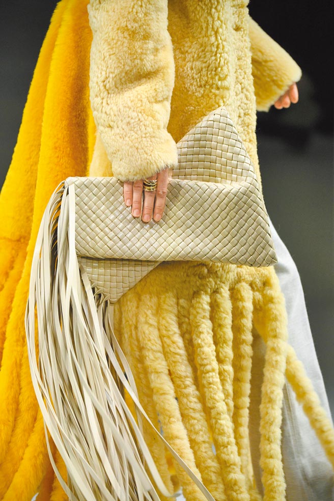 Daniel Lee上任後為BV帶來不少改革，圖為同樣熱銷的流蘇包。（CFP）