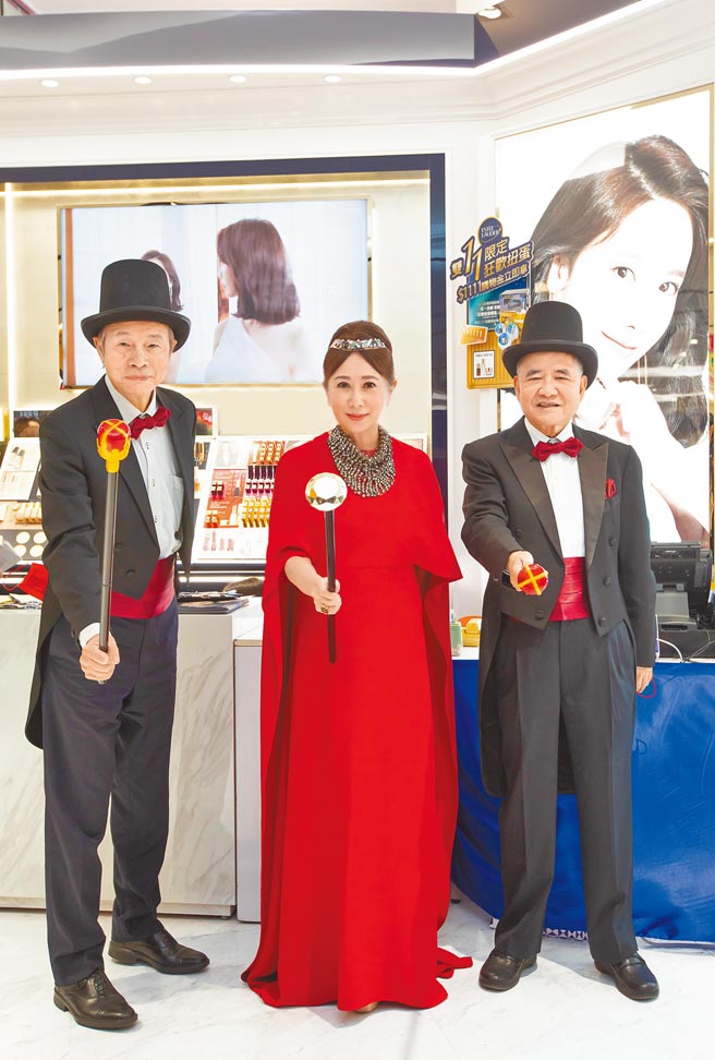SOGO董事长黄晴雯（中）因应周年庆来店礼是哆啦A梦，设计「魔法主题」，化身魔法女王，与扮成魔术师的营运总经理汪郭鼎松（左）及行政总经理杜金森（右）昨在台北店迎宾。（SOGO提供）