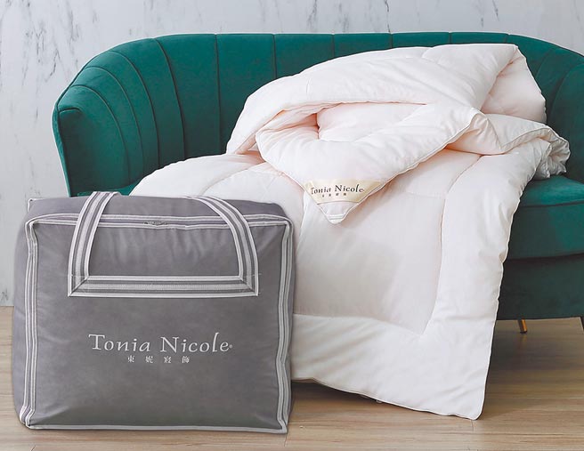 SOGO復兴馆Charisma日本机能纤维EKS双人除臭发热被，原价8560元，特价2500元，限量50件。（SOGO提供）