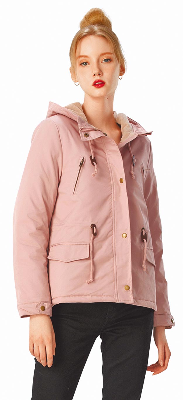 SOGO復兴馆CUMAR短版粉色连帽外套，原价4780元，特价1200元，限量30件。（SOGO提供）