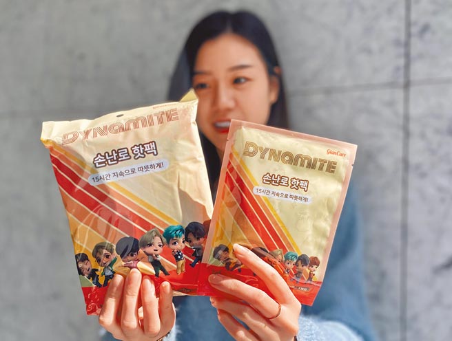 全聯昨（11日）起限量上架的「BTS防彈少年暖暖包」，由BTS防彈少年團官方授權，台灣僅次於韓國搶先全球開賣，每包原價199元，特價169元。（全聯提供）