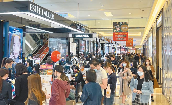 新光三越周庆昨由桃园大有店、台南新天地、高雄左营店在北中南联手开战，涌入採购人潮。（新光三越提供）