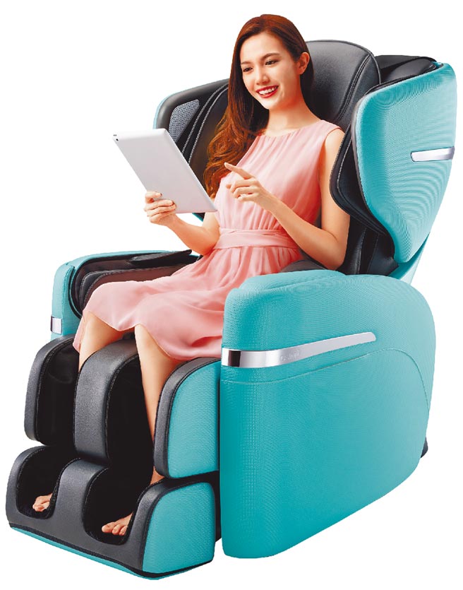 新光三越台北站前店首日独家，OSIM V手天王原价14万8000元(见图)、特价9万9800元，67折，首日用skm pay买再送市价1万4900元的dyson V7无线吸尘器，限量10组。（新光三越提供）