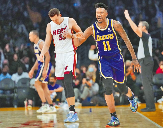 蒙克投进三分球后比出庆祝手势。（美联社）