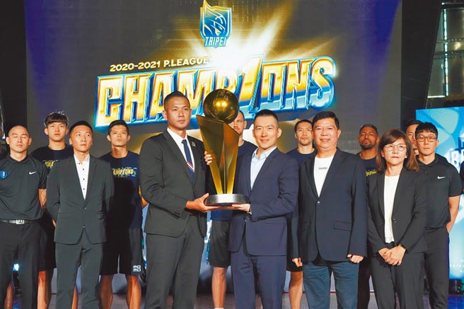 PLG执行长陈建州颁发上季总冠军奖杯给富邦勇士领队蔡承儒（前排右三）。（富邦勇士提供）