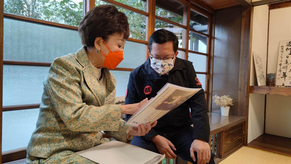 前副總統呂秀蓮（左）13日到桃園市中壢區參加講座，對於4項公投，她批民進黨、國民黨都要各打50大板。（賴佑維攝）	