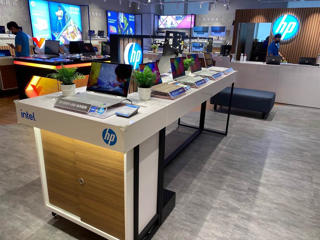 三創生活園區全台最大HP旗艦體驗店有完整的HP全系列產品，包括家用或商用筆電、印表機等，消費者都可以透過實際操作觸摸，提供消費者更舒適寬敞的體驗型購物經驗。（台灣HP提供）