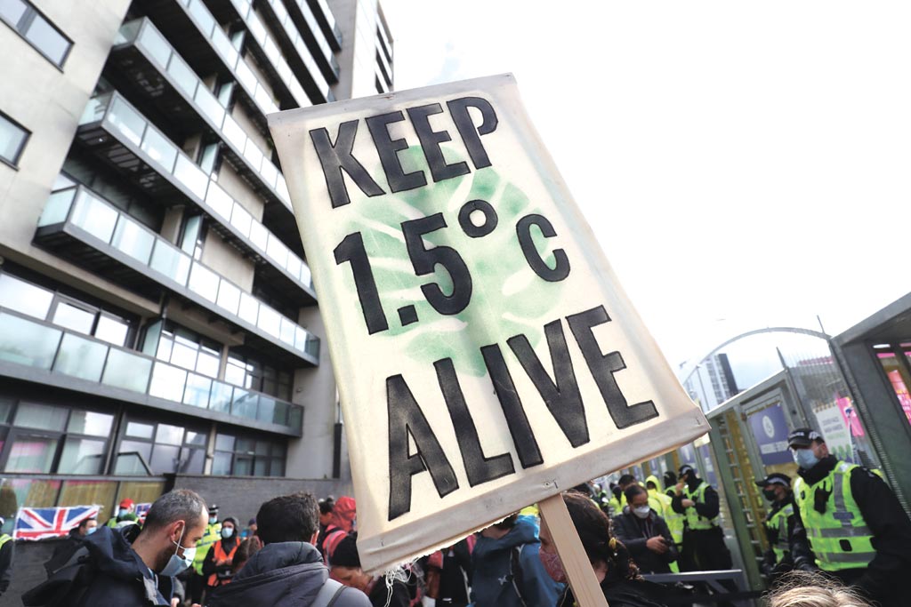 科學家同意有必要盡早終結化石燃料使用，以達成2015年巴黎協議中，將全球氣溫升幅限制在攝氏1.5度的目標。（圖／美聯社）