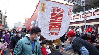 攜西港文化祭踩街遊行 眾人齊聚拉王船