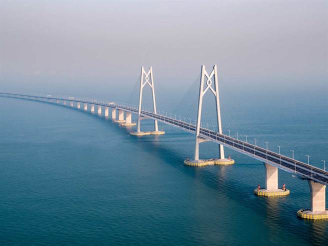 大陸近年來基礎建設突飛猛進，累積了豐富經驗與技術，自詡為基建狂魔，再困難的工程都能解決。圖為新建的巨型跨海工程港珠澳大橋。（圖／香港路政署)