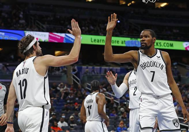 杜兰特本季打到目前的表现确实很有机会拿下年度MVP。(路透资料照)