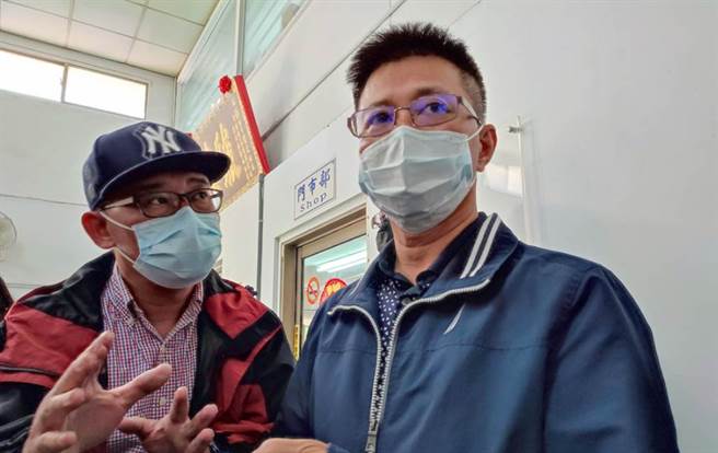 张父(右)在事后开记者会鞠躬道歉，再带6万元前往医院探望，进行危机处理。（吴建辉摄）