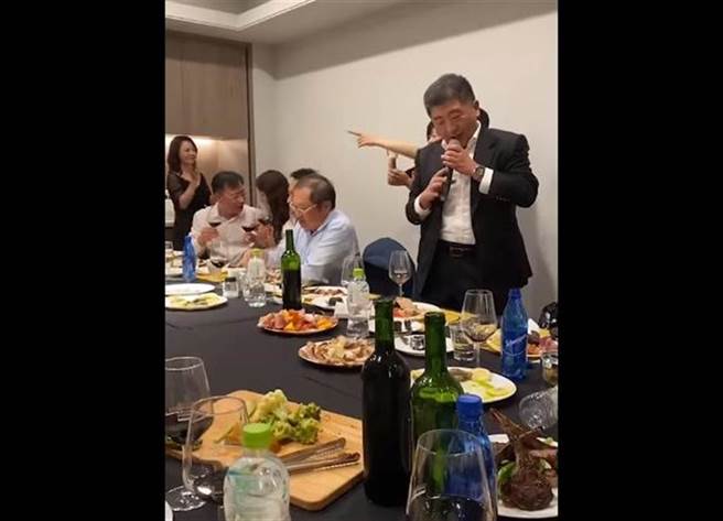 網路瘋傳衛福部部長陳時中與友人聚餐喝酒唱歌的影片。（圖/摘自影片截圖）（飲酒過量 有礙健康）