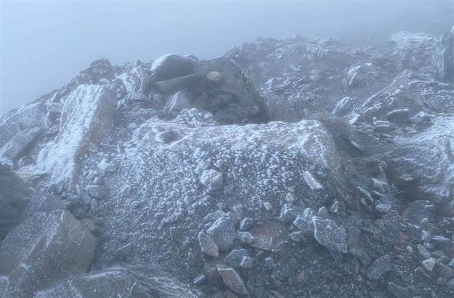 玉山今下雪，图为日前冰霰照。（达邦国小老师提供／黄国峰南投传真）