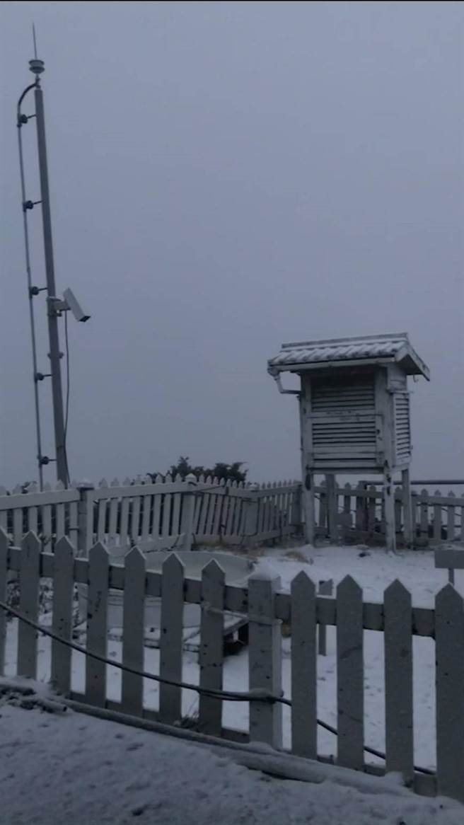 受到華南雲系東移、東北季風影響，今天上午5時玉山開始出現降雪，並且下至上午7時20分、並且累積約2公分。（氣象局提供／林良齊台北傳真）