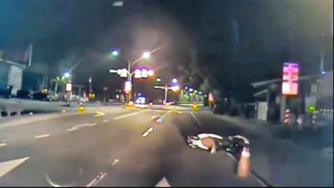 高市大寮区光明路三段和翁园路口今（13）日清晨发生一起重大车祸，造成一对夫妻不幸身亡。（石秀华高雄翻摄）