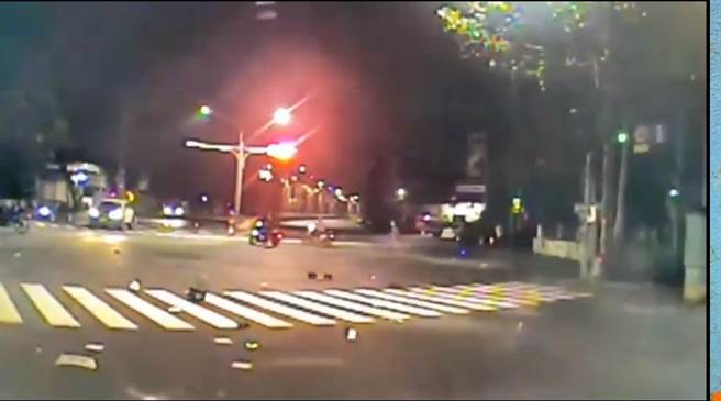 高市大寮区光明路三段和翁园路口今（13）日清晨发生一起重大车祸，造成一对夫妻不幸身亡。（石秀华高雄翻摄）