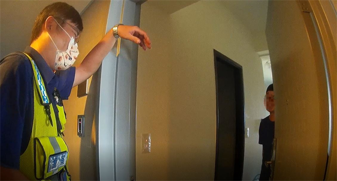 警员陈宏霖火速前往该址查看，见男子脸色惨白说话有气无力，员警表明来意后确认男子无生命危险之虞，亦积极开导男子情绪。（警方提供）