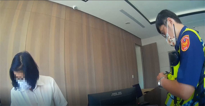 警员陈宏霖火速前往该址查看，见男子脸色惨白说话有气无力，员警表明来意后确认男子无生命危险之虞，亦积极开导男子情绪。（警方提供）