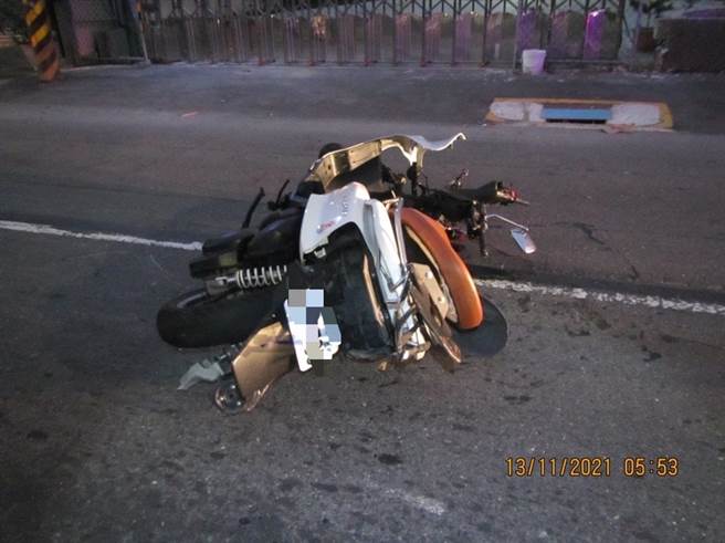 高市大寮区光明路三段和翁园路口今（13）日清晨发生一起重大车祸，造成一对夫妻不幸身亡。（石秀华高雄翻摄）