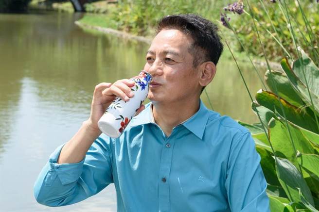 身心灵预防医学专家洛桑加参医师指出，用心品尝好水，也能从中品尝甘甜。(图/时报出版提供)