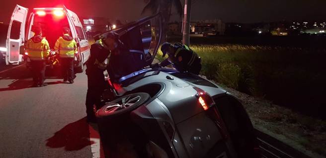 台中市乌日区发生1名阿伯驾驶自小客车行经产业道路，人车翻覆卡沟渠倒栽葱泡水，所幸，员警神救援。（民眾提供／陈淑芬台中传真）