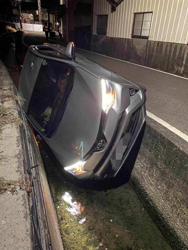台中市乌日区发生1名阿伯驾驶自小客车行经产业道路，人车翻覆卡沟渠倒栽葱泡水，所幸，员警神救援。（民眾提供／陈淑芬台中传真）