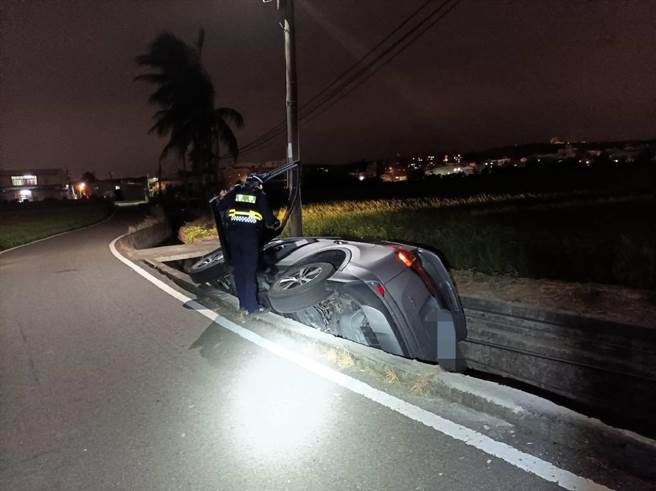 台中市乌日区发生1名阿伯驾驶自小客车行经产业道路，人车翻覆卡沟渠倒栽葱泡水，所幸，员警神救援。（民眾提供／陈淑芬台中传真）
