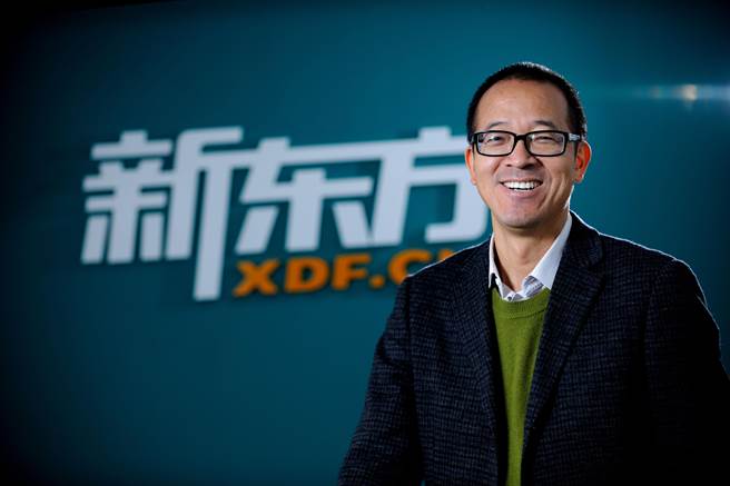 受到减补习、减功课《双减》政策影响，大陆校外教育培训机构（补教业）巨头新东方退租1500个教学点，捐给农村学校8万套座椅，新东方创始人俞敏洪将开启直播带货，与几百位老师一起直播助农，并已成立全资控股的东方优选（北京）科技有限公司，经营范围包括销售鲜肉、禽蛋、水产品、新鲜水果蔬菜等。（新华社）