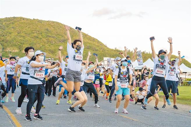 台东县绿岛乡火烧岛马拉松3日开跑，选手们兴奋表示这是今年第1次路跑。参加路跑活动的前中后可以怎么吃，营养师提出建议。（图/台东县政府提供）