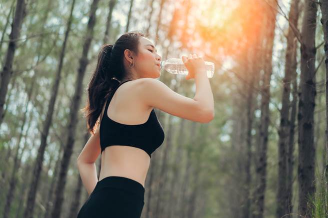 路跑中适时补充水分很重要。(示意图/Shutterstock)