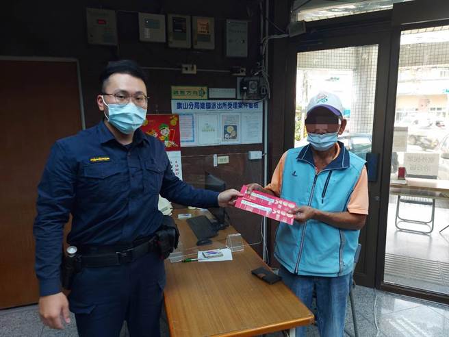 尤姓男子（右）日前遗失两份五倍券，经善心人士拾获通知警方，他到旗山警分局建国派出所领回五倍券，感谢善心人士与警方的帮忙。（翻摄照片／林瑞益高雄传真）