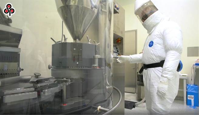 大陆《经济日报》：两美口服「特效药」为啥不能担当新冠疫情「终结者」。图为10月30日美国默沙东集团研发口服抗新冠药物莫纳皮拉韦（molnupiravir）生产线。（摘自美国默沙东集团默克公司官网）