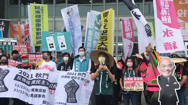 由数个民团发起的「秋斗行脚」，13日从屏东火车站前出发，苏伟硕也出席应援，他强调，小孩才做选择，我们要护藻礁也要新鲜空气。（谢佳潾摄）