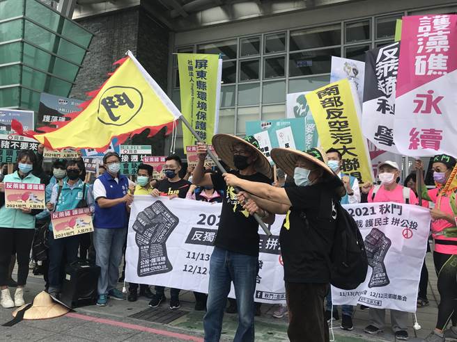 由数个民团发起的「秋斗行脚」，13日从屏东火车站前出发，预计步行30天走到台北，沿路邀请民眾一起走路宣传公投「反莱猪、护藻礁」。（谢佳潾摄）