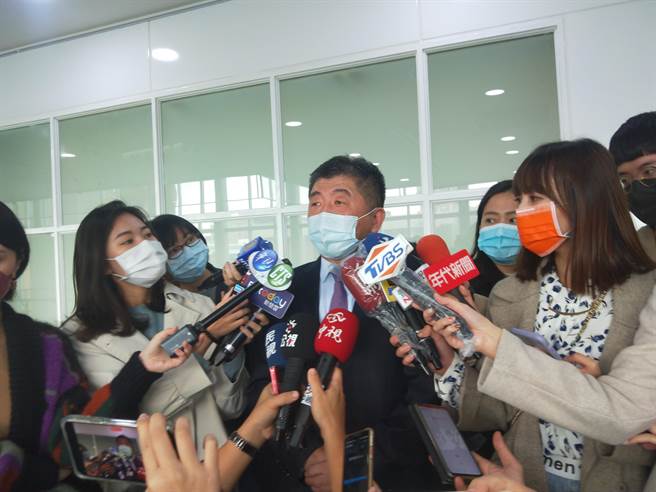 國內昨開放高端「混打」以因應出國需求，是否代表與美方溝通高端認證破局？衛福部長陳時中今受訪時表示，仍有持續溝通，但在路還沒通之前要先解決問題。（王家瑜攝）