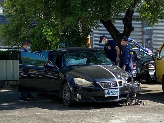 高市警方鑑识人员在派出所鑑识酒驾撞死人的黄男汽车。（石秀华摄）