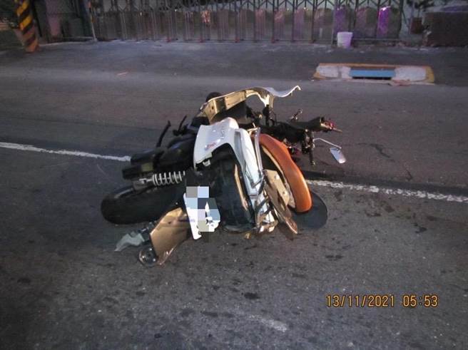 不幸遭酒驾男撞及死亡的夫妻所骑乘机车，车身毁损。（翻摄照片／石秀华高雄传真）
