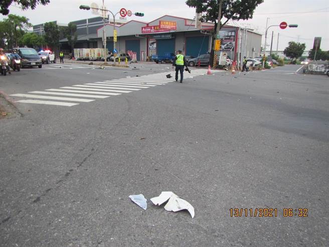 酒驾死亡车祸发生在高市大寮区光明路三段和翁园路口，警方到场处理，可见被撞机车零件散落一地。（翻摄照片／石秀华高雄传真）