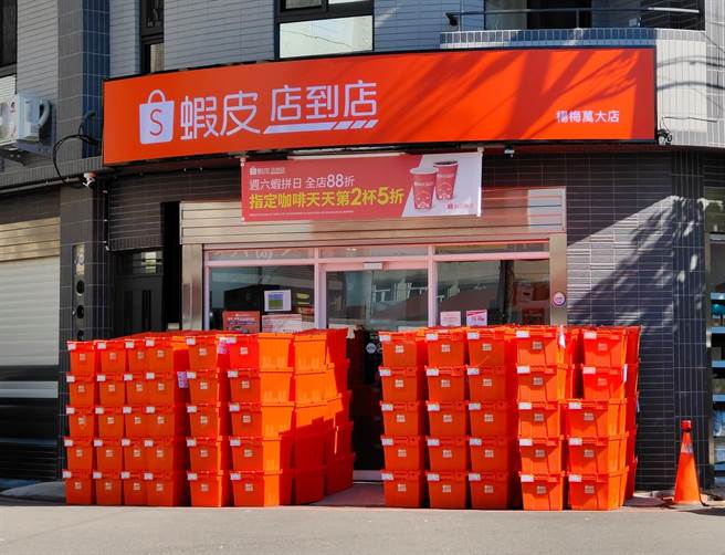 民眾双11购物节买爆，惊人包裹形成一片墙。（图／翻摄自爆怨2公社）