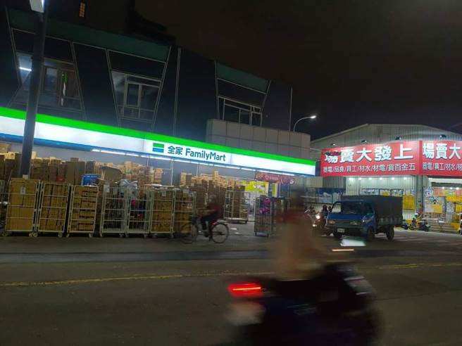 双11购物节除了物流公司收到巨量包裹外，超商的战况同样惨烈。（图／翻摄自爆怨2公社）