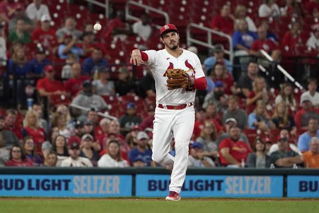 紅雀三壘手阿瑞納多當選2021年白金手套獎得主。（美聯社資料照）