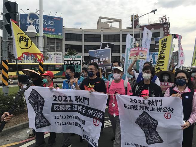 「秋斗行脚」13日从屏东出发，除反莱猪、护藻礁、大选绑公投等3项公投案领衔人齐聚发声要「一路北阀」外，民眾党立委蔡壁如也出席讚声。（谢佳潾摄）