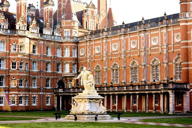 拿到伦敦大学皇家哈洛威学院博士学位的艾梅·莱透露，博三时因入不敷出，曾住在路边帐篷2年，冬天要自己劈柴生火，当时兼课的学生也不知道自己的老师露宿街头。图为皇家哈洛威学院校园一景。（资料照／shutterstock）