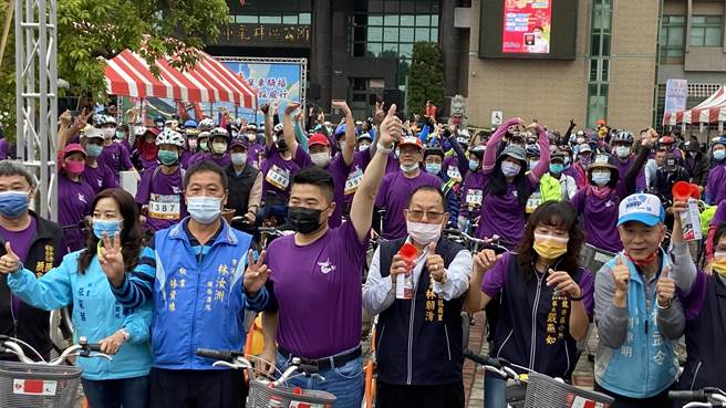 顏宽恒（左四）行程满檔，一早参加龙井单车骑行活动，晚间则与对手林静仪首度同场。（顏宽恒服务处提供／王文吉台中传真）