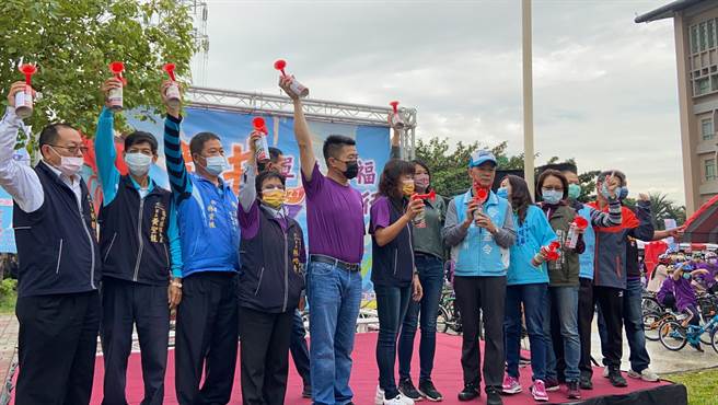 投入立委補選的顏寬恒行程滿檔，一早參加龍井單車騎行活動，晚間將與對手首度同場。（顏寬恒服務處提供／王文吉台中傳真）