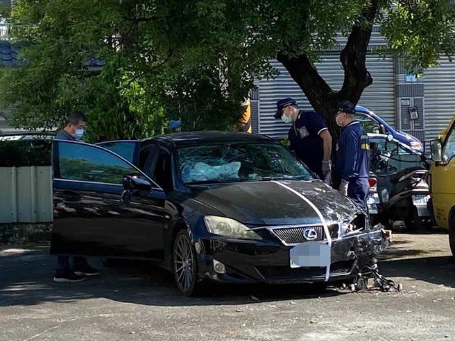 高市警方鑑識人員在派出所鑑識酒駕撞死人的黃男汽車。（石秀華攝）
