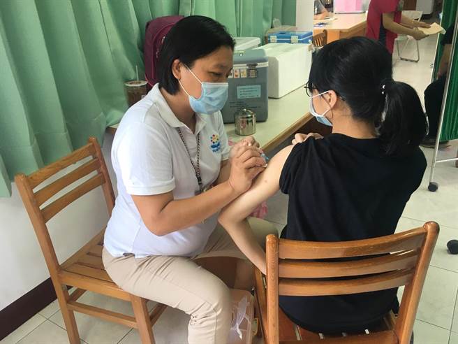 花莲国一女生接种公费HPV疫苗，有民代建议纳入男生公费接种。（县卫生局提供／王志伟花莲传真）